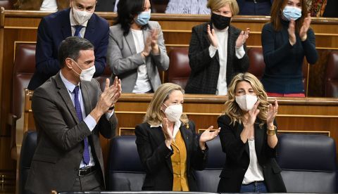 Mientras los agentes sociales hacen política, los partidos solo populismo