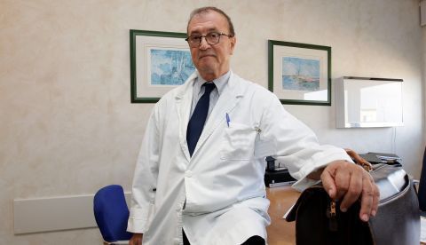 El director de la plataforma de Oncología del Hospital Quirónsalud de Torrevieja, el doctor Antonio Brugarolas, durante la entrevista con EFE. EFE