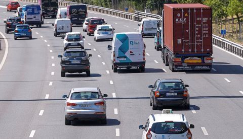 MADRID, 01/06/2020.- Panel informativo en la M-30 que indica la reactivación de la zona SER este lunes en Madrid. El servicio de estacionamiento regulado (SER) de Madrid vuelve a estar operativo desde hoy después de que se suspendiese por el estado de alarma para facilitar la movilidad en coche privado de los trabajadores esenciales. En un comunicado, el Ayuntamiento de Madrid ha indicado que la reanudación del SER es una de las actuaciones ""programadas"" de la desescalada y que el lunes pasado se registró en hora punta en la M-30 el mayor aumento de tráfico desde que se decretó el estado de alarma, un 22 % respecto a la semana anterior. EFE/Emilio Naranjo
