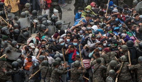 La caravana migrante hondureña permanece varada en el este de Guatemala