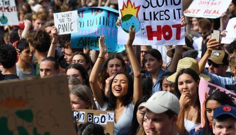 Sydney (Australia), 20/09 / 2019.- Los manifestantes participan en la manifestación Global Strike 4 Climate en Sydney, Australia, el 20 de septiembre de 2019. El Global Strike 4 Climate tendrá lugar en 110 pueblos y ciudades de Australia, y los organizadores exigirán El gobierno y las empresas se comprometen a alcanzar un objetivo de cero emisiones netas de carbono para 2030. (Protestas) EFE / EPA / PAUL BRAVEN AUSTRALIA Y NUEVA ZELANDA