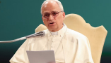  Un hombre vestido de blanco habla por un micrófono Marco Iacobucci Epp/Shutterstock