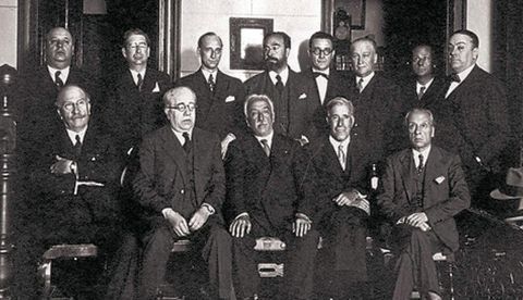 Foto de familia. Los firmantes del Pacto, entre otros, Lerroux, Azaña y Alcalá Zamora, en primera fila, y Prieto, en la segunda.