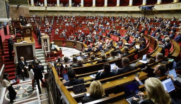 Sans majorité absolue, le président de la République, Emmanuel Macron, serait prêt à dissoudre l’Assemblée nationale en cas d’adoption d’une motion de censure contre le gouvernement. Ludovic Marin/AFP