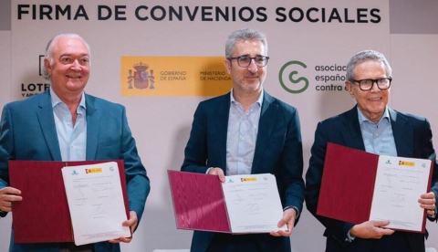 El ministro de Hacienda, Arcadi España, junto a representantes de la Sociedad Estatal Loterías y Apuestas del Estado (SELAE) y la Asociación Española contra el Cáncer (AECC) en la firma del convenio. / © lamoncloa.gob.es. Ministerio de la Presidencia.