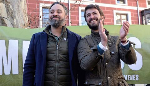 El presidente de Vox, Santiago Abascal (i), junto al candidato a la presidencia de la Junta de Castilla y León Juan García-Gallardo (d).