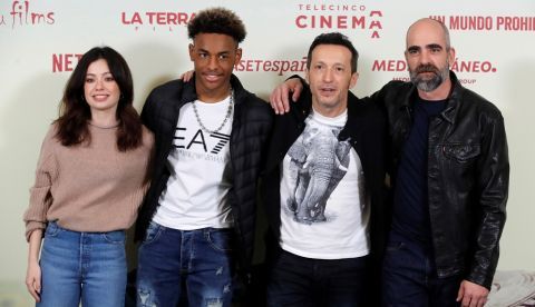 El director de la película ""Adú"", Salvador Calvo (2-d), posa para los fotógrafos con los miembros del reparto Anna Castillo (i), Moustapha Oumarou (2-i) y Luis Tosar (d), durante el pase gráfico de la cinta en la que se muestran distintas perspectivas de la inmigración ilegal en torno a la valla de Melilla. EFE/Juan Carlos Hidalgo/Archivo