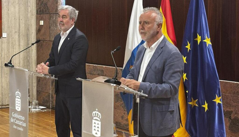 El ministro de Política Territorial y Memoria Democrática, Ángel Víctor Torres, y el presidente del Gobierno de Canarias, Fernando Clavijo, durante la rueda de prensa en la que han ofrecido los detalles del acuerdo. / © lamoncloa.gob.es. Ministerio de la Presidencia.
