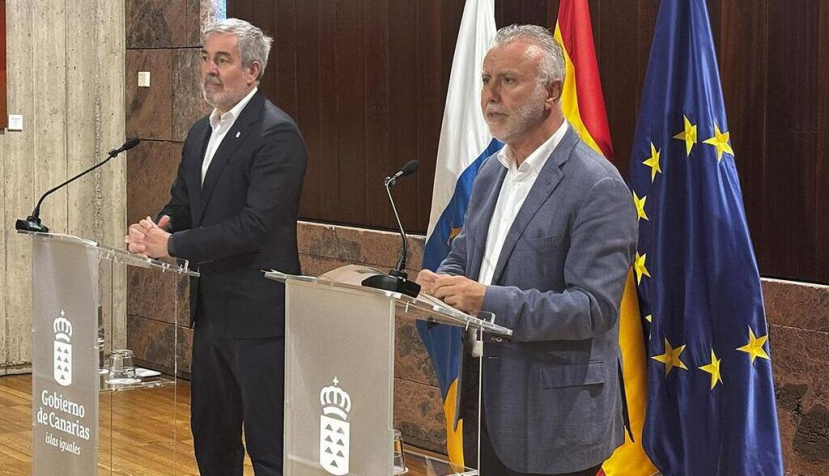 El ministro de Política Territorial y Memoria Democrática, Ángel Víctor Torres, y el presidente del Gobierno de Canarias, Fernando Clavijo, durante la rueda de prensa en la que han ofrecido los detalles del acuerdo. / © lamoncloa.gob.es. Ministerio de la Presidencia.