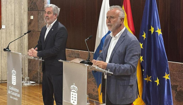 El ministro de Política Territorial y Memoria Democrática, Ángel Víctor Torres, y el presidente del Gobierno de Canarias, Fernando Clavijo, durante la rueda de prensa en la que han ofrecido los detalles del acuerdo. / © lamoncloa.gob.es. Ministerio de la Presidencia.