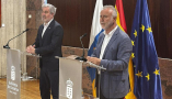 El ministro de Política Territorial y Memoria Democrática, Ángel Víctor Torres, y el presidente del Gobierno de Canarias, Fernando Clavijo, durante la rueda de prensa en la que han ofrecido los detalles del acuerdo. / © lamoncloa.gob.es. Ministerio de la Presidencia.