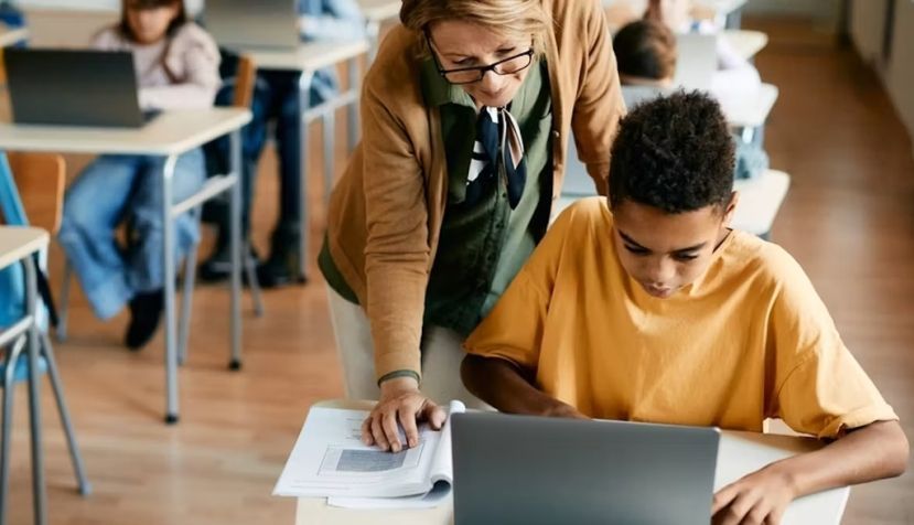 Al menos 8 de cada 10 profesores se sienten cómodos utilizando herramientas digitales. Drazen Zigic / Shutterstock