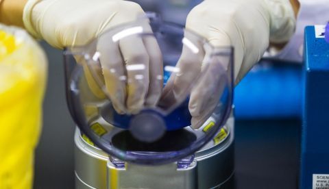 Un técnico trabaja en el laboratorio de investigación de ADN para la secuenciación de genes, en Nanjing (China). EFE/Archivo 	   