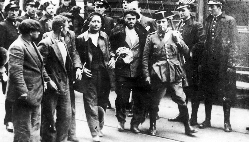 Prisioneros de la Guardia Civil y de Asalto en Asturias. / Wikipedia