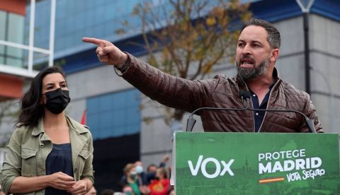 La candidata de Vox a la presidencia de la Comunidad de Madrid, Rocío Monasterio (i), y el presidente del partido, Santiago Abascal (d).