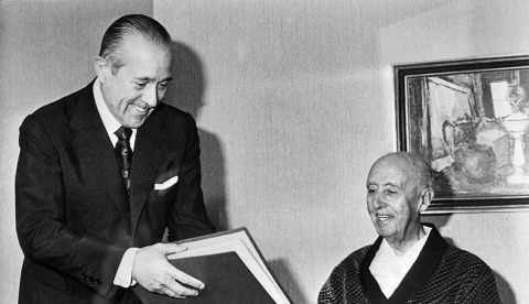El presidente del gobierno Carlos Arias Navarro visita al general Franco durante su convalecencia en el hospital de La Paz en Madrid. / Wikipedia.