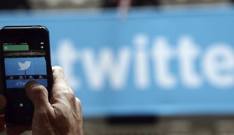 Un hombre fotografía el logo de Twitter en Nueva York (Estados Unidos). EFE/Archivo