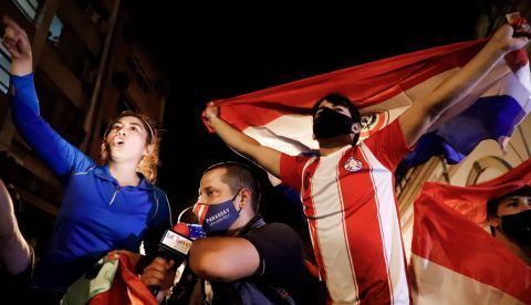 Manifestantes fueron registrados al protestar este lunes, frente a la sede del Congreso Nacional en Asunción (Paraguay). 