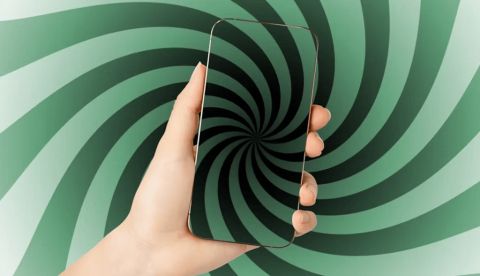 Desplazarse por el contenido de la pantalla del teléfono sin poder parar: eso es doomscrolling o escrol infinito. SashaMagic/Shutterstock