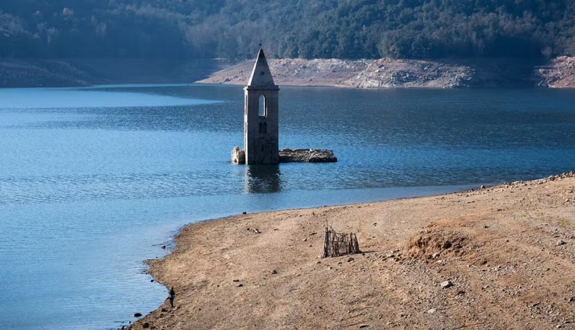 Torre de la Iglesia de San Román de Sau inundada por el embalse de Sau, Tavartet, Cataluña, España. Shutterstock / OllyPlu