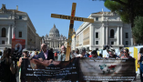 Des manifestants protestent contre les abus et sévices sexuels au sein de l’Église, à Rome, le 27 septembre 2023. Filippo Monteforte/AFP