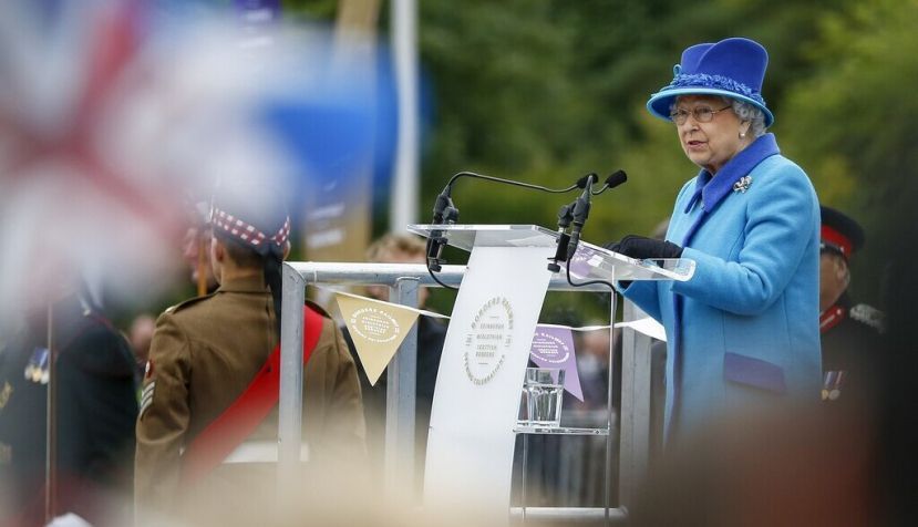 La reina inauguró el Ferrocarril de las Fronteras el día en que se convirtió en la monarca británica con el reinado más largo en 2015. En su discurso, dijo que nunca había aspirado a alcanzar ese hito. / Wikipedia
