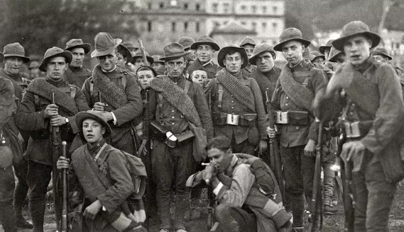 Concentración de tropas en la playa de Ondarreta con destino a la guerra de Marruecos. Fondo Car-Kutxa Fototeka / Wikimedia Commons