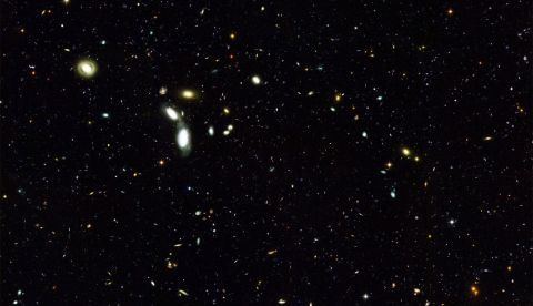 Imagen captada por el telescopio espacial Hubble y el observatorio Chandra de Rayos X que muestra un panorama del corazón de las galaxias y agujeros negros 1000 millones de años después de la explosión original del Universo. EFE/Archivo 	   