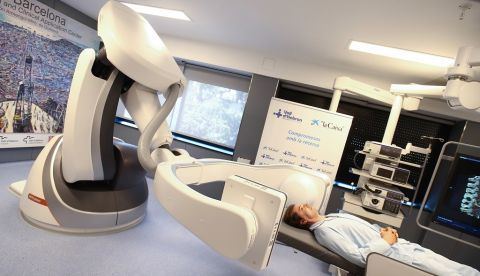 Un paciente en el Hospital Vall d'Hebron, que ha incorporado, gracias a la aportación de 4,1 millones de euros de la Fundación La Caixa, el primer robot radiológico del mundo para su servicio de endoscopia, con el que podrá atender alrededor de 1.200 pacientes más cada año. EFE/ Enric Fontcuberta 	   
