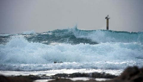 Varias olas rompen en la orilla de la costa de Biniancolla, en la isla de Menorca. EFE/ David Arquimbau Sintes/Archivo