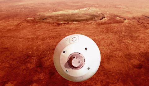 Fotografía cedida este miércoles por la Administración Nacional de Aeronáutica y el Espacio (NASA) donde aparece una ilustración del "aeroshell" que contiene el rover Perseverance mientras gira en preparación para un aterrizaje seguro sobre la superficie de Marte. El viaje de casi siete meses de la Tierra a Marte de la sonda espacial Perseverance terminará este jueves con un desafiante intento de aterrizaje en el planeta rojo que nadie podrá seguir en tiempo real por la diferencia de comunicaciones de 11 minutos entre ambos planetas.