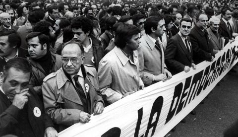 En la manifestación del 23-F se unieron todos los políticos. En la foto, Santiago Carrillo, Felipe González, Manuel Fraga y otros históricos de la Transición.