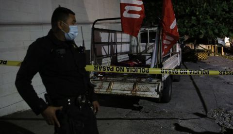 Un policía fue registrado este domingo al custodiar el vehículo donde fueron tiroteados simpatizantes del partido de izquierda Frente Farabundo Martí para la Liberación Nacional, en San Salvador (El Salvador).