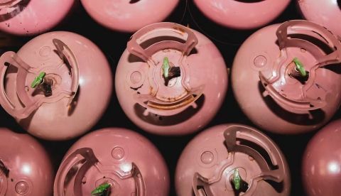 Cilindros que contienen gases refrigerantes empleados en neveras y aires acondicionados, entre otras aplicaciones. Chalermphon_tiam / Shutterstock