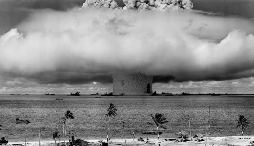 Explosión atómica Baker de la Operación Crossroads en el atolón Bikini el 25 de julio de 1946. Everett Historical / Shutterstock