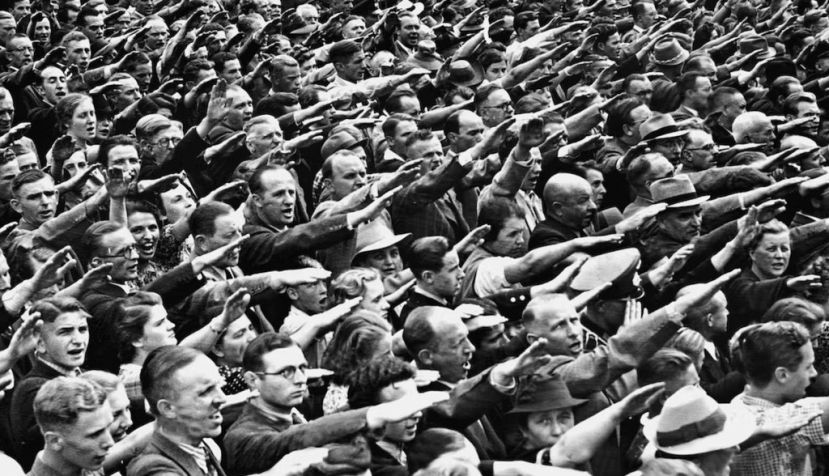 Berlineses haciendo el saludo nazi tras el anuncio de la invasión alemana de Polonia el 1 de septiembre de 1939. Sueddeutsche Zeitung Photo|Alamy