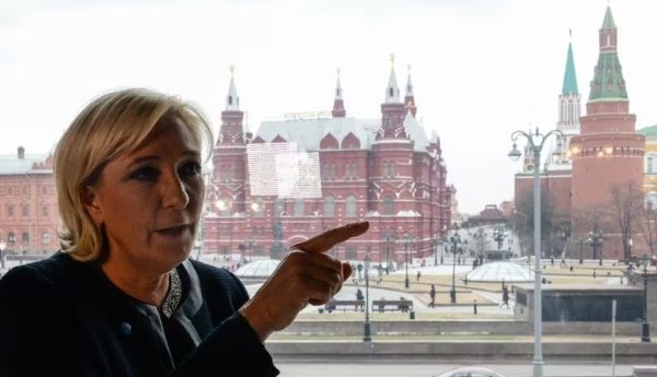 Le rapport de la commission parlementaire épingle la poutinophilie du RN et de Marine Le Pen, ici à Moscou en mars 2017 peu avant une rencontre avec Vladimir Poutine. Mais le parti d’extrême droite a aussi, voire surtout, de nombreux alliés au sein de l’UE… Kirill Kudryavtsev/AFP
