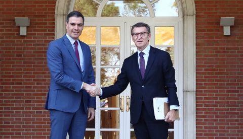 El presidente del Gobierno, Pedro Sánchez, recibe al presidente nacional del Partido Popular, Alberto Núñez Feijóo. / Foto La Moncloa.