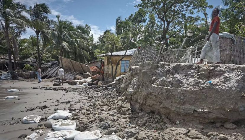 Sacos de arena para proteger las casas de la subida del nivel del mar debido al cambio climático en Bangladesh. Salvacampillo / Shutterstock