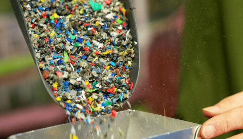 Manipulación de residuos plásticos en una planta de reciclaje. Rene Notenbomer/Shutterstock