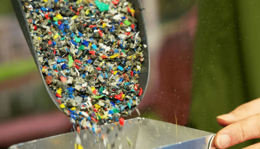 Manipulación de residuos plásticos en una planta de reciclaje. Rene Notenbomer/Shutterstock