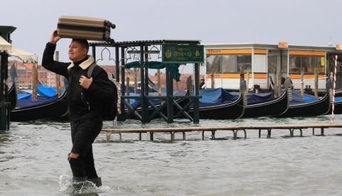 Un hombre camina por las calles de Venecia inundada por las lluvias. EFE/EPA/EMILIANO CRESPI/Archivo