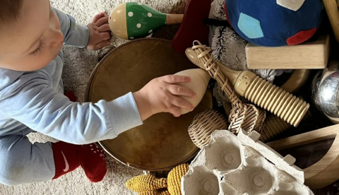 Un niño de once meses explora los objetos de una ‘cesta de los tesoros’. Gabriel Díaz Cobos.