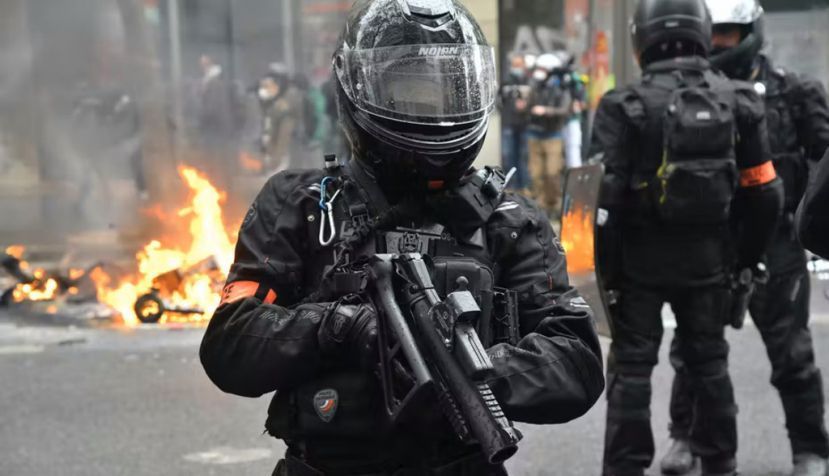 Des membres de la Brigades de répression des actions violentes motorisées (BRAV-M) lors d'une manifestation le 1er mai 2021. Cette unité constituée de brigades mobiles à moto est créé en mars 2019 dans le cadre du mouvement des Gilets jaunes. Bertrand Guay/AFP