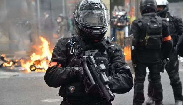 Des membres de la Brigades de répression des actions violentes motorisées (BRAV-M) lors d'une manifestation le 1er mai 2021. Cette unité constituée de brigades mobiles à moto est créé en mars 2019 dans le cadre du mouvement des Gilets jaunes. Bertrand Guay/AFP