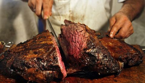 Además, llama la atención sobre contaminación cruzada, que también puede darse. O sea, si se corta una carne o pescado crudo sobre una tabla y se usa sin higienizar para picar un vegetal que se va a comer crudo la bacteria puede pasar de la tabla al alimento. EFE/CÈzaro De Luca/Archivo 	   