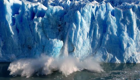 Grandes bloques de hielo caen sobre el Canal de los Témpanos en Santa Cruz, Argentina, causados por la grieta generada por la presión del agua, en el dique natural formado en el glaciar Perito Moreno entre el brazo Rico y el Lago Argentino, en el Parque Nacional Los Glaciares. EFE/Ariel Molina/Archivo