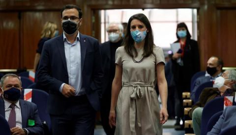 La ministra de Igualdad, Irene Montero (d), y el ministro de Consumo, Alberto Garzón (i), este miércoles en el Ministerio de Derechos Sociales y Agenda 2030.