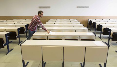 Un profesor distribuye el material para las pruebas de la Evaluación de Bachillerato para el Acceso a la Universidad. EFE/Archivo