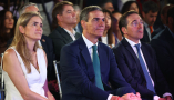 El presidente del Gobierno, Pedro Sánchez, junto a la vicepresidenta tercera, Sara Aagesen, y el ministro de Asuntos Exteriores, Unión Europea y Cooperación, José Manuel Albares, en la clausura del acto. | Pool Moncloa/Fernando Calvo. Teatro Real , Madrid - 22.6.2026